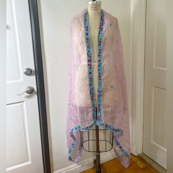 Roses Lavender floral design Embroidered Saree - Picture 5 of 7